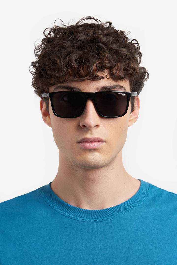 CARRERA CA4020/CS negro, vista frontal en modelo con clip solar 