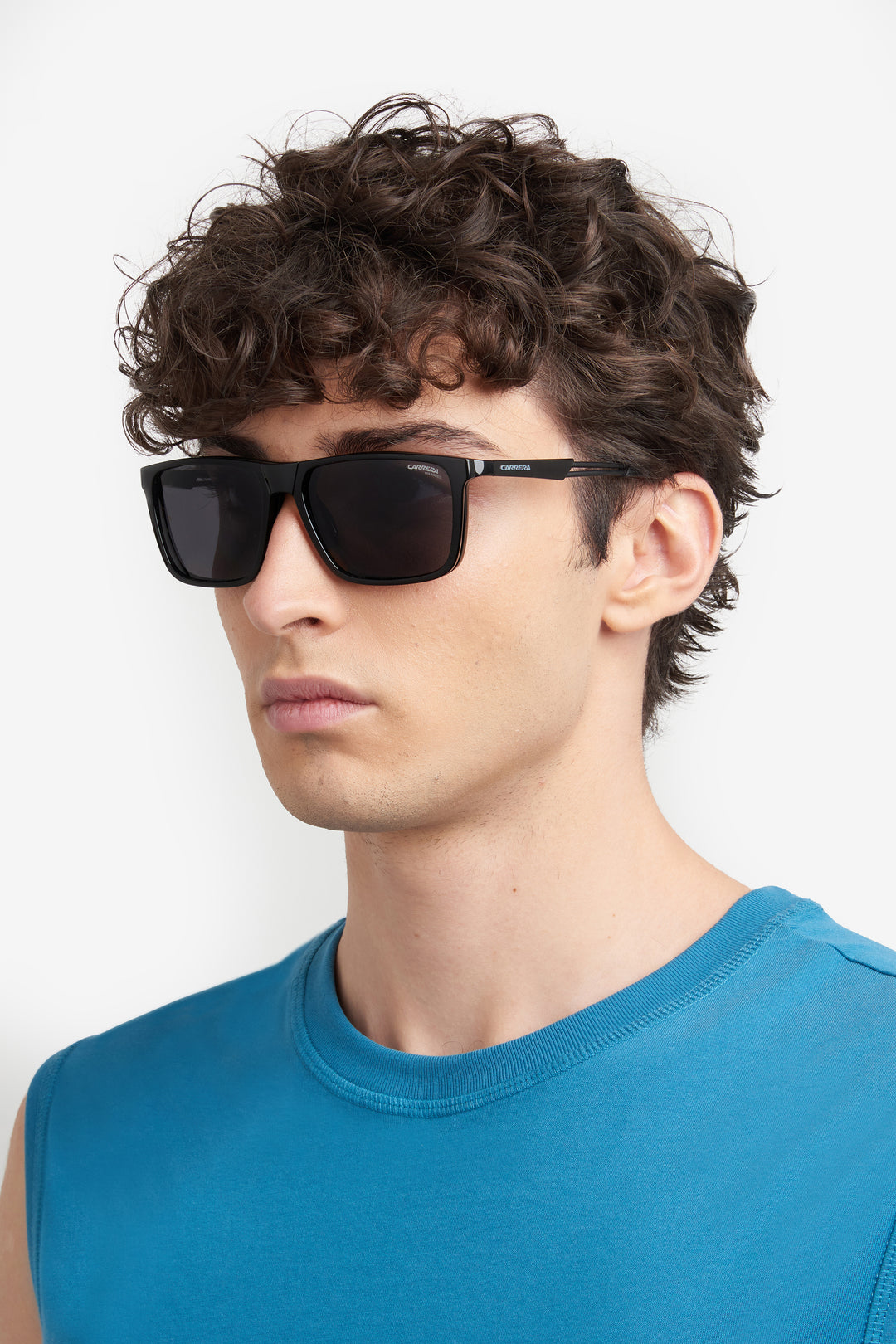 CARRERA CA4020/CS negro, vista de tres cuartos en modelo con clip solar 