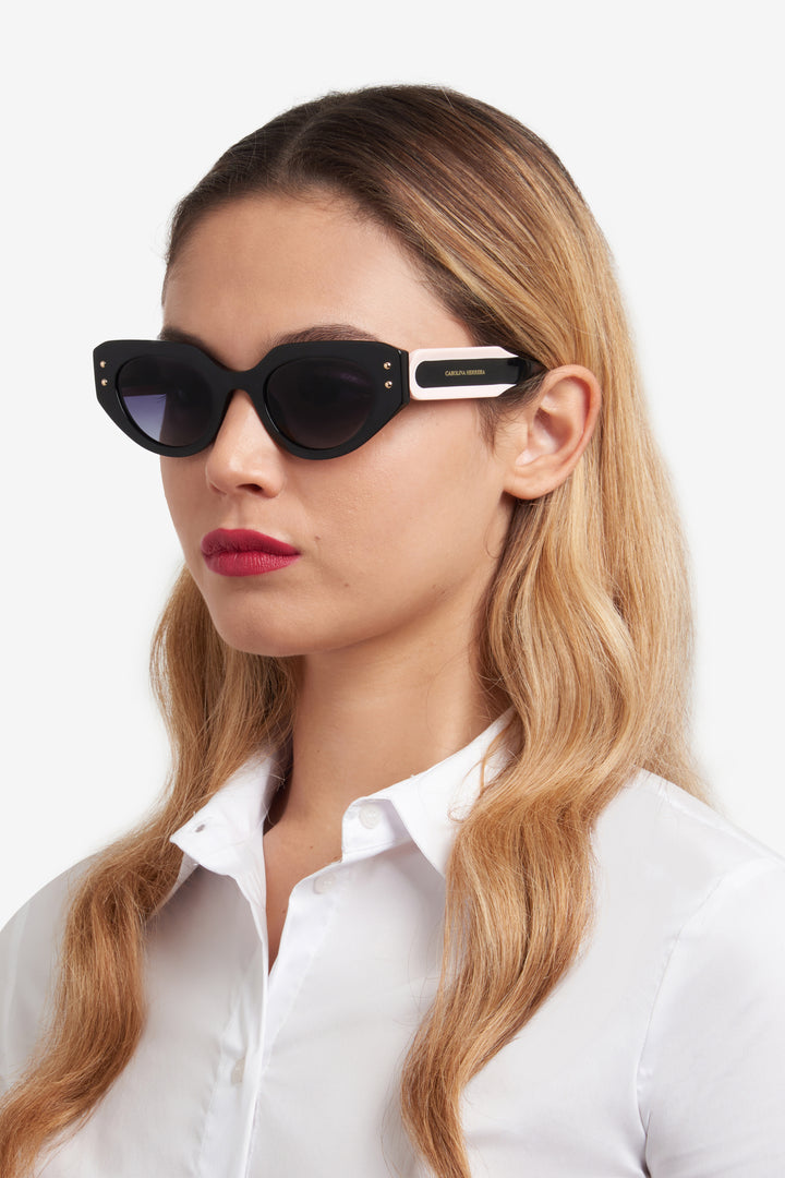 CAROLINA HERRERA HE0221/G/S negro y rosa, vista en modelo de tres cuartos 