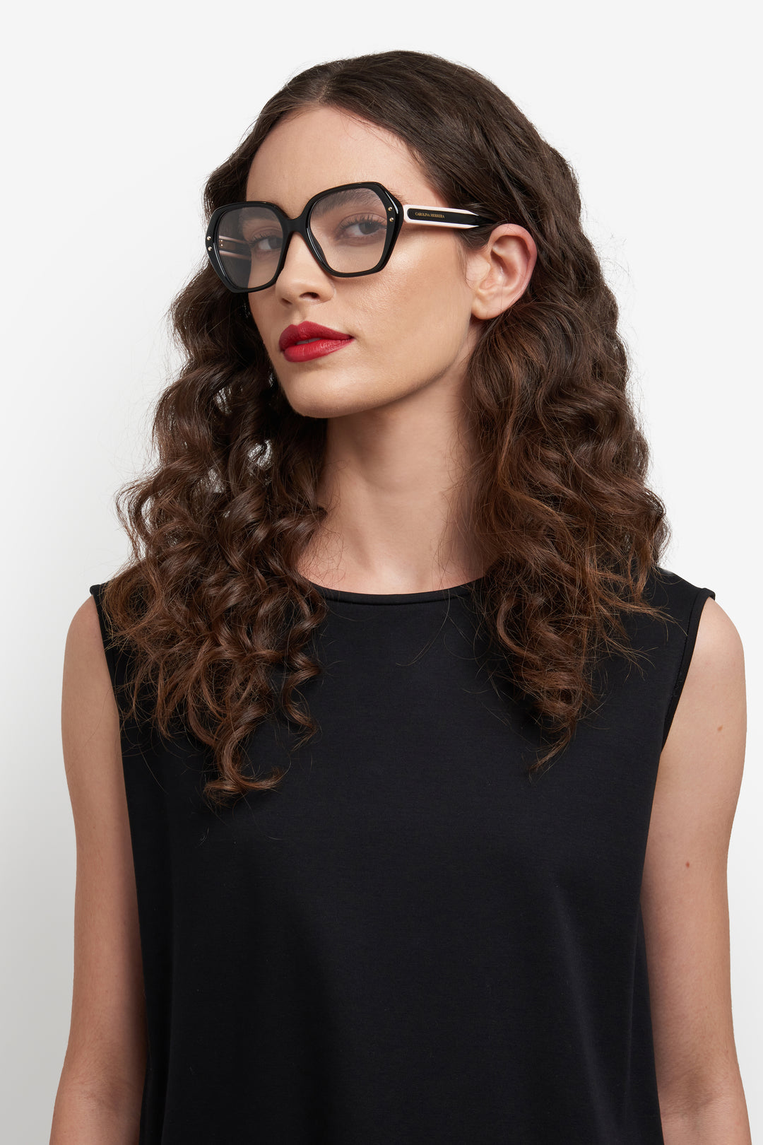 CAROLINA HERRERA HE0315 negro y rosa, vista en modelo de tres cuartos 