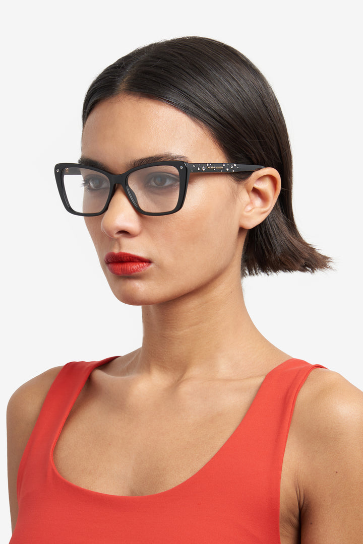CAROLINA HERRERA HE0149 negro, vista en modelo de tres cuartos 